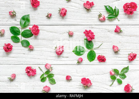 Composizione di fiori fatti di rosa fiori di rosa con foglie verdi. Il giorno di San Valentino sfondo. Piatto, laici vista superiore Foto Stock