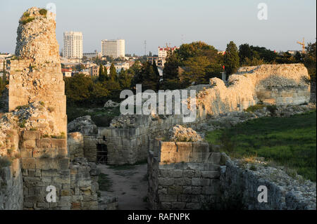 Roman mura difensive dal II secolo con torri e Zenon torre di rovine dell antica colonia greca Tavriysky Khersones in Chersonesus in Sevestopol, C Foto Stock