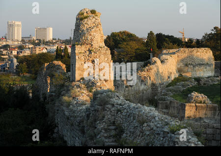 Roman mura difensive dal II secolo con torri e Zenon torre di rovine dell antica colonia greca Tavriysky Khersones in Chersonesus in Sevestopol, C Foto Stock