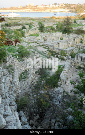 Roman mura difensive dal II secolo con torri e Zenon torre di rovine dell antica colonia greca Tavriysky Khersones in Chersonesus in Sevestopol, C Foto Stock