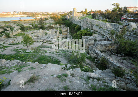 Roman mura difensive dal II secolo con torri e Zenon torre di rovine dell antica colonia greca Tavriysky Khersones in Chersonesus in Sevestopol, C Foto Stock