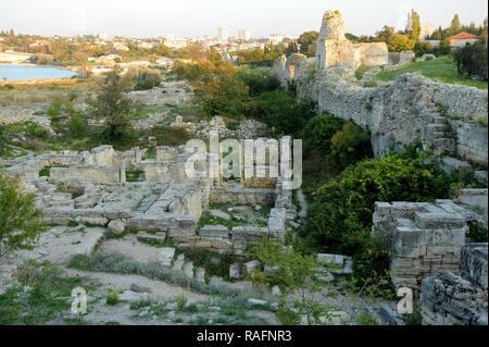 Roman mura difensive dal II secolo con torri e Zenon torre di rovine dell antica colonia greca Tavriysky Khersones in Chersonesus in Sevestopol, C Foto Stock