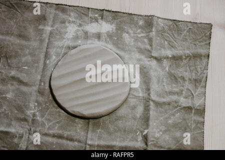 Giovani donne stampato oggetto in ceramica da argilla argilla cruda Foto Stock