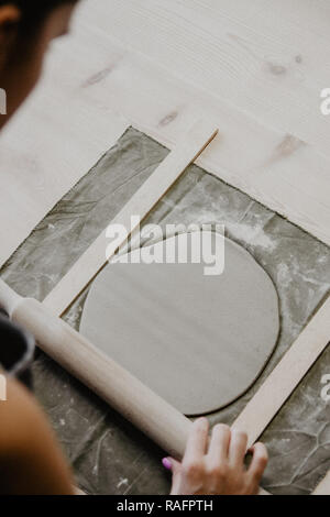 Giovani donne stampato oggetto in ceramica da argilla argilla cruda Foto Stock