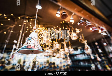 Le decorazioni di Natale in vendita al mondo di Natale sulla Rathausplatz, il tradizionale Mercatino di Natale a Vienna Foto Stock