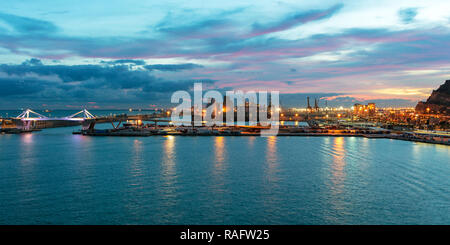 Porto di Barcellona città di notte, Spagna. Foto Stock