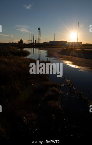 La Northrop Grumman Antares rocket, con Cygnus rialimentazione a bordo veicolo spaziale, è preparato per il lancio su PAD-0Una al tramonto presso la NASA Wallops Flight Facility Novembre 16, 2018 in Wallops, Virginia. Il commerciale cargo rialimentazione missione si trasportano 7.400 libbre di forniture e attrezzature per la Stazione Spaziale Internazionale. Foto Stock