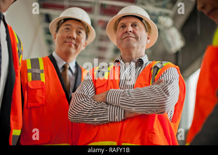 Lavoratore edile e imprenditore incontro su un sito di costruzione. Foto Stock