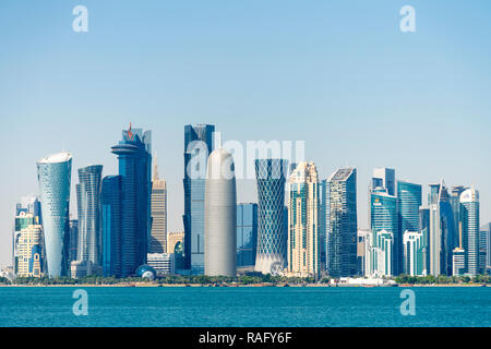 Il giorno dello Skyline di West Bay business district a Doha, in Qatar Foto Stock