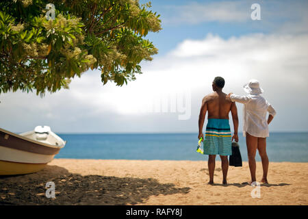 Coppia matura in piedi in spiaggia a guardare il mare. Foto Stock