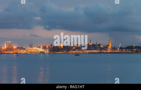 TALLINN, Estonia - 10 agosto 2017: sul bellissimo lungomare di vecchia di Tallinn e il porto di notte Foto Stock