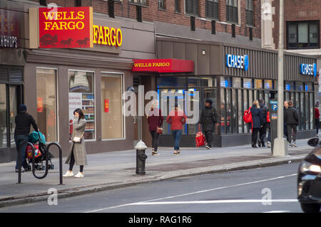 A Wells Fargo Bank branch accanto ad un ramo di JP Morgan Chase nel Greenwich Village di New York Martedì, 1 gennaio 2019. (© Richard B. Levine) Foto Stock