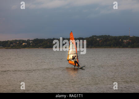 TALLINN, Estonia - Agosto 10, 2017: Sportman windsurf sulla superficie del mare Foto Stock