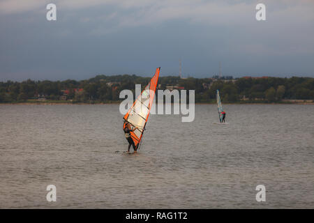 TALLINN, Estonia - Agosto 10, 2017: Sportman windsurf sulla superficie del mare Foto Stock