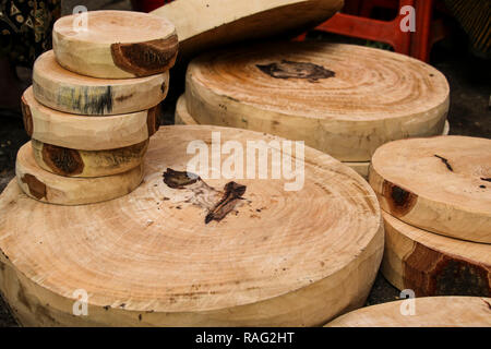 Taglio di legno pannelli di forma rotonda, di dimensioni diverse Foto Stock