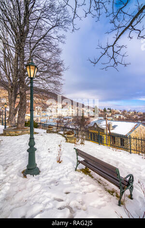 Vista di tradizionali edifici in pietra e strade con neve presso il famoso villaggio di Nymfaio vicino Florina, Grecia. Foto Stock