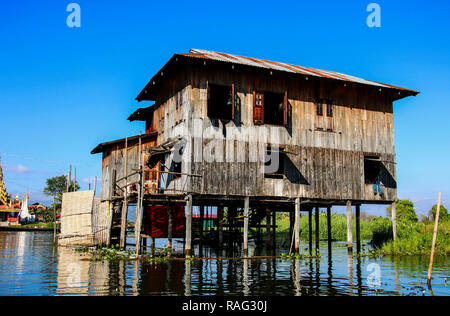 Hous tradizionale su palafitte in Lago Inle, Myanmar (Birmania) Foto Stock