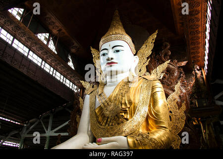 Buddha in oro, royal vestiti,Ngar Htat pagoda Gyee,Yangon, Myanmar (Birmania) Foto Stock