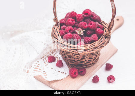 Cesto in legno pieno di fresche Lamponi rosso Foto Stock