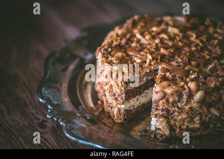 Foto di cioccolato, caramello e torta di arachidi sulla piastra vintage Foto Stock