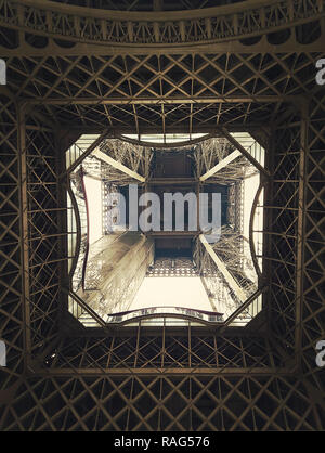 Forme geometriche diverse, modelli e struttura in acciaio sotto la Torre Eiffel a Parigi, Francia. Foto Stock