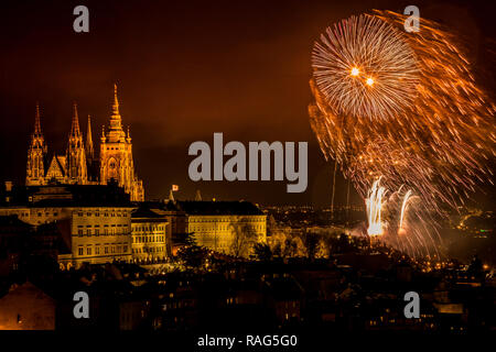 Nuovo Anno di fuochi d'artificio sopra il centro storico di Praga. Il splendidamente illuminato il Castello di Praga e la Cattedrale di San Vito. Repubblica ceca Foto Stock