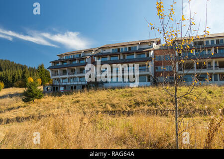 Hotel abbandonato sul paesaggio collinare Foto Stock