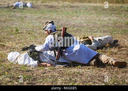 Festival storici Sambek altezze. Mujahid sporgersi un soldato morto Foto Stock