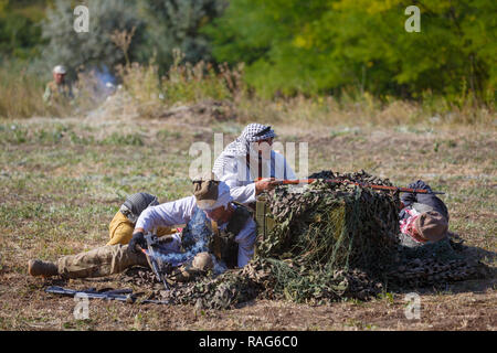 Festival storici Sambek altezze. Mojahed si sta preparando a lanciare una granata Foto Stock