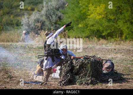 Festival storici Sambek altezze. Mojahed Lancia una granata Foto Stock