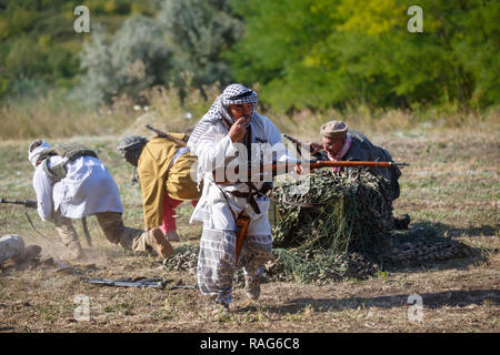 Festival storici Sambek altezze. Mujahideen ritirarvi alla rinfusa dal campo di battaglia Foto Stock