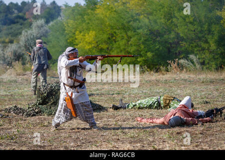 Festival storici Sambek altezze. Cavalletti Mojahed e spara un fucile Foto Stock