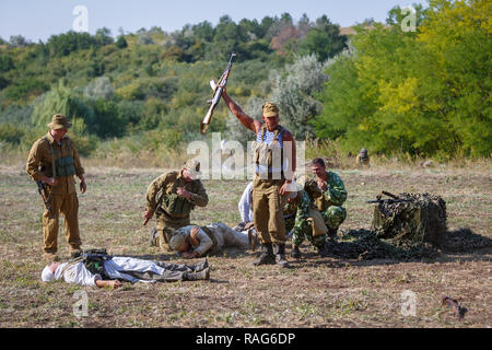 Festival storici Sambek altezze. I soldati sovietici sparare nel cielo celebrando la vittoria in battaglia con i mujahideen Foto Stock