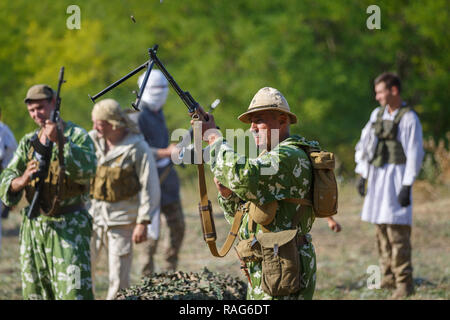 Festival storici Sambek altezze. I soldati sovietici sparare nel cielo celebrando la vittoria in battaglia con i mujahideen Foto Stock