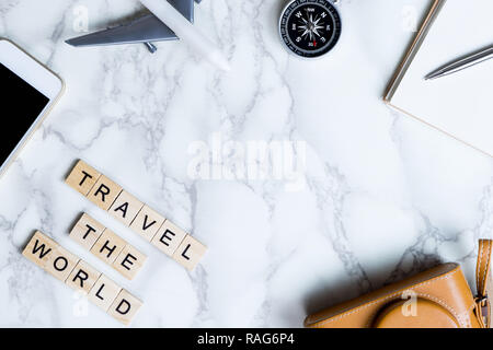 World Explorer blogger gli accessori di lusso in marmo bianco tavola con copia spazio in medio Foto Stock