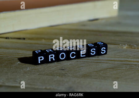 Processo su blocchi di legno. Ispirazione e motivazione del concetto. Croce immagine elaborata Foto Stock