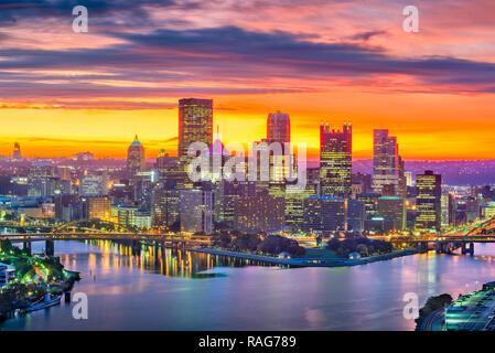 Pittsburgh, Pennsylvania, USA dello skyline della città all'alba oltre i tre fiumi. Foto Stock