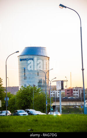 Vilnius, Lituania - 08 Maggio, 2013: rotondo in vetro, moderno business contemporaneo edificio uffici Barclays o sala verde su Upes 21 street a Vilnius, Li Foto Stock