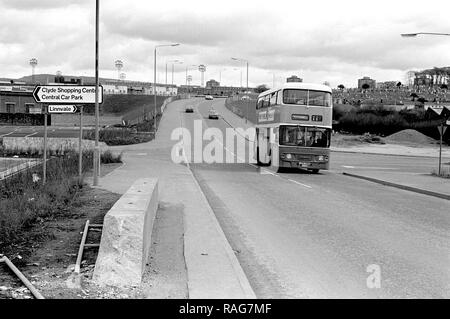 Argyle Road in esecuzione passato il Clyde Shopping Centre e la voce di passato Clydebank Calcetto e Cimitero Kilbowie 1979 Foto Stock