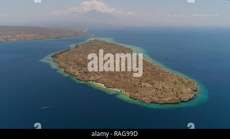 Coste Isola con barriera corallina, spiaggia. Coral reef atoll su Menjangan e colorata barriera corallina e perfette per lo snorkeling e le immersioni subacquee. Seascape, oceano e bellissima spiaggia paradiso. Concetto di viaggio. Foto Stock