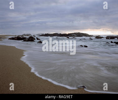 Fotografia analogica. Medio Formato 6x7. Slitta 120. Mare mosso su una spiaggia nel nord del Portogallo. Lunga esposizione. Foto Stock