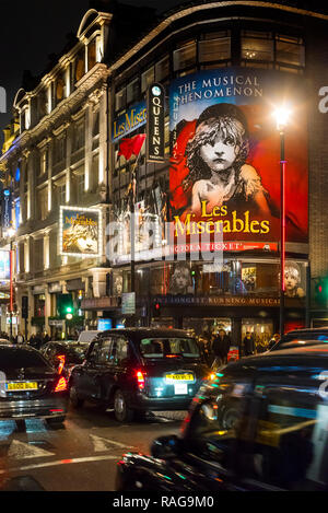 Il traffico in London Shaftesbury Avenue passando il Gielgud Theatre di notte Foto Stock