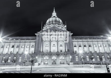 La città di San Francisco Hall durante le ore notturne, California, Stati Uniti, presentando in bianco e nero. Foto Stock