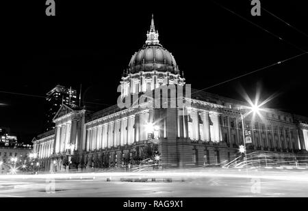 La città di San Francisco Hall durante le ore notturne, California, Stati Uniti, presentando in bianco e nero. Foto Stock