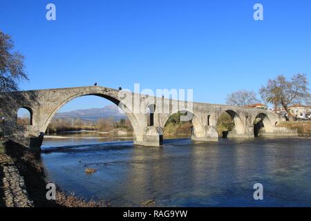 Il vecchio famoso ponte di pietra nella città di Arta presso le rive del fiume Arachthos in Grecia Epiro Foto Stock