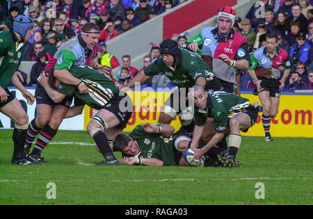 Twickenham, Surrey, Inghilterra Rugby - Powergen Cup nazionale semi- Finale, arlecchini v London Irish, il Stoop. Hentei Martens cancella la palla. [Obbligatorio di credito, Pietro Spurrier/ Intersport immagini] Foto Stock