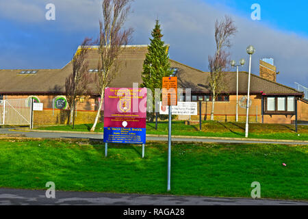 L'arcidiacono John Lewis chiesa in Galles la scuola primaria su Brackla station wagon. La domenica è utilizzato come St Marys Chiesa. Foto Stock