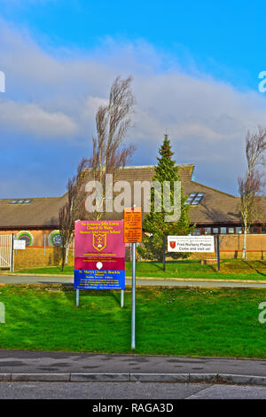 L'arcidiacono John Lewis chiesa in Galles la scuola primaria su Brackla station wagon. La domenica è utilizzato come St Marys Chiesa. Foto Stock