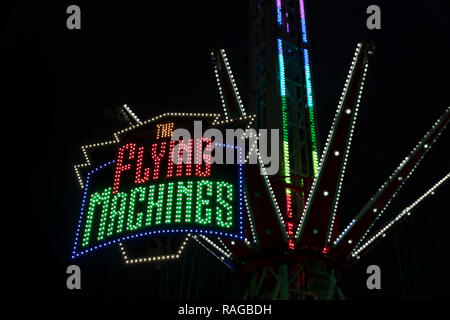 London, Regno Unito - 30 dicembre 2018: Macchine Volanti segno durante la notte al Winter Wonderland / Hyde Park Foto Stock