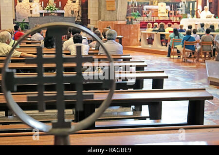 NAZARETH, Israele - 21 settembre 2017: Croce nella basilica dell'Annunciazione Foto Stock